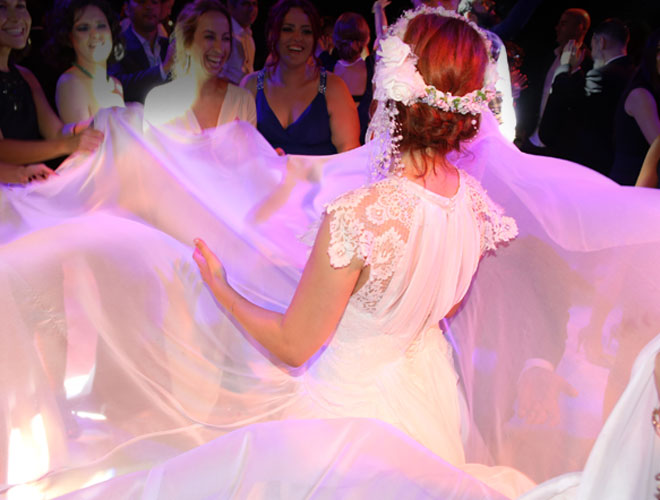 Benim saçım makyajım yapıldı.